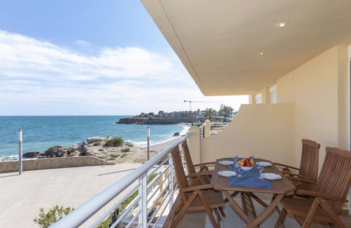 Vinaros Apartment | Cosy apartment for 4 guests with WIFI, pool, TV and terrace
