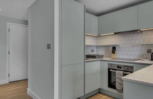Wembley Park Apartment | Cosy apartment for 4 guests with WIFI, TV and terrace