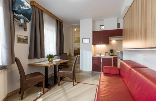 Stummerberg Apartment | Cosy apartment for 4 guests with WIFI, pool, TV, balcony and pets allowed