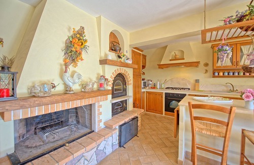 Villa A Sesta Apartment | Cosy apartment for 4 guests with A/C, WIFI, pool, TV, patio and panoramic view, close to Siena