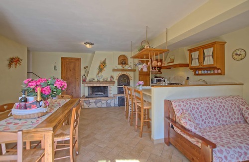 Villa A Sesta Apartment | Cosy apartment for 4 guests with A/C, WIFI, pool, TV, patio and panoramic view, close to Siena
