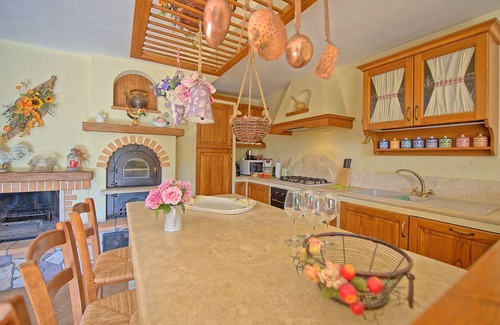 Villa A Sesta Apartment | Cosy apartment for 4 guests with A/C, WIFI, pool, TV, patio and panoramic view, close to Siena