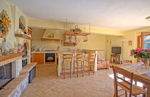 Villa A Sesta Apartment | Cosy apartment for 4 guests with A/C, WIFI, pool, TV, patio and panoramic view, close to Siena