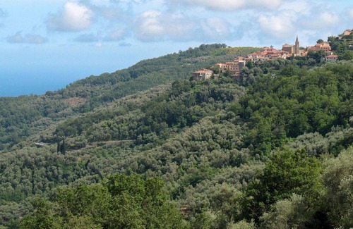 Valloria Apartment | Cosy apartment for 4 guests with hot tub, pool, WIFI, A/C, TV, patio and parking