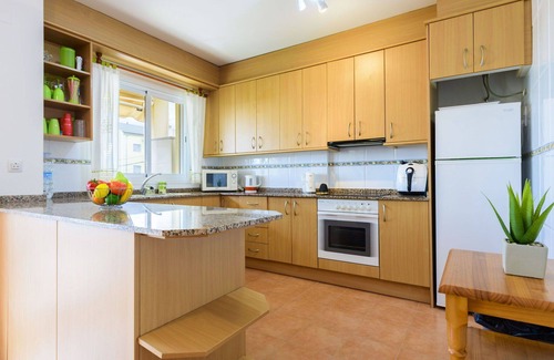 Vinaros Apartment | Cosy apartment for 4 people with WIFI, A/C, pool, TV, terrace and pets allowed