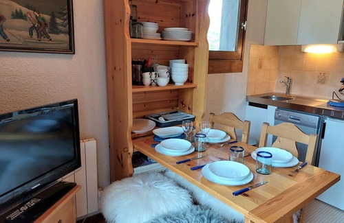 Demi-Quartier Apartment | Cosy apartment for 4 people with TV and balcony
