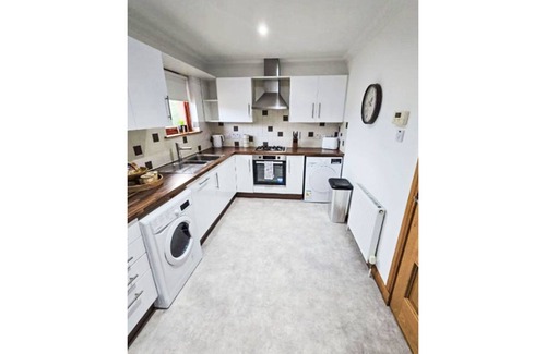 Forres Apartment | Cosy apartment for 4 people with WIFI, TV and balcony