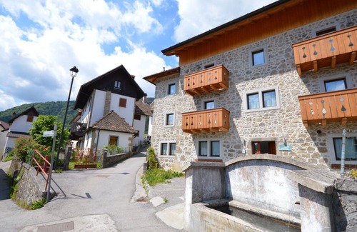 Ovaro Apartment | Cosy apartment for 4 people with WIFI, TV, patio and pets allowed