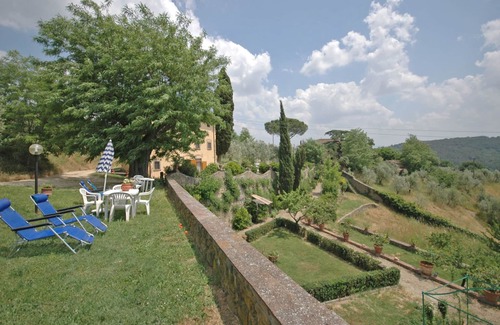 San Casciano in Val di Pesa Apartment | Cosy apartment for 4 people with pool, WIFI and TV, close to Florence