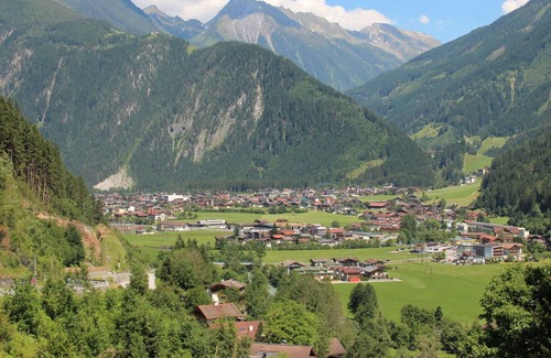 Mayrhofen Apartment | Cosy apartment for 5 guests with WIFI, TV, balcony and parking