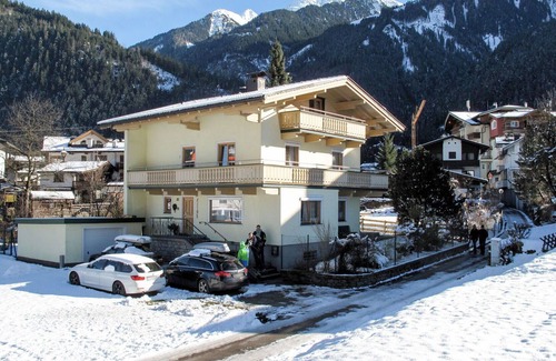 Mayrhofen Apartment | Cosy apartment for 5 guests with WIFI, TV, balcony and parking