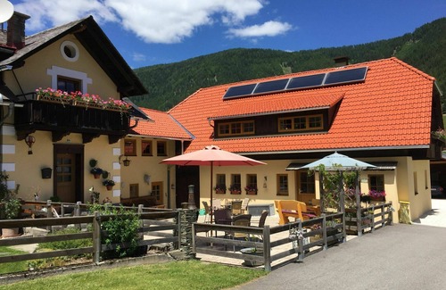 Gnesau Apartment | Cosy apartment for 5 guests with WIFI, hot tub, TV, patio and pets allowed