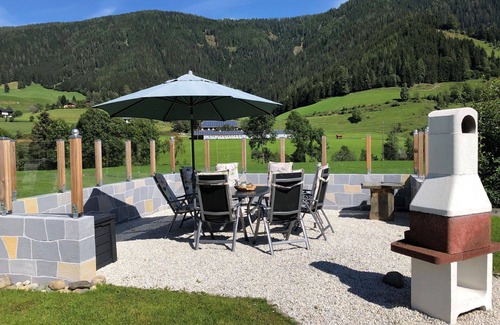 Gnesau Apartment | Cosy apartment for 5 guests with WIFI, hot tub, TV, patio and pets allowed