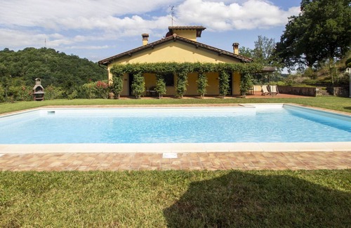 San Giovanni Valdarno Apartment | Cosy apartment for 5 guests with WIFI, pool, TV, pets allowed and parking