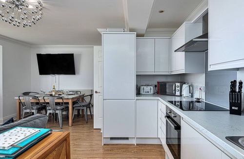 Tenby Apartment | Cosy apartment for 5 people with WIFI, pool, TV and balcony