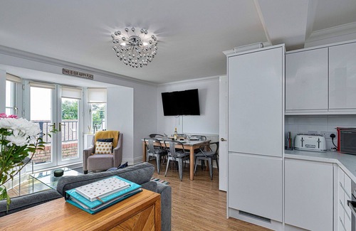 Tenby Apartment | Cosy apartment for 5 people with WIFI, pool, TV and balcony