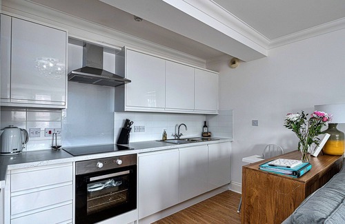 Tenby Apartment | Cosy apartment for 5 people with WIFI, pool, TV and balcony