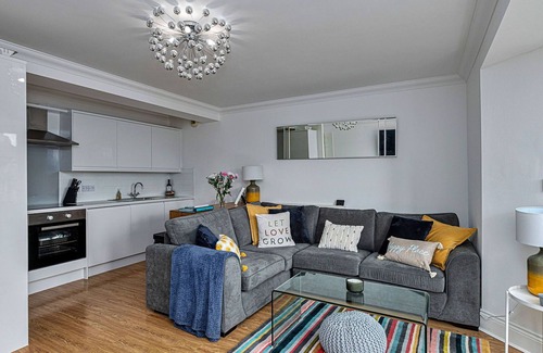 Tenby Apartment | Cosy apartment for 5 people with WIFI, pool, TV and balcony