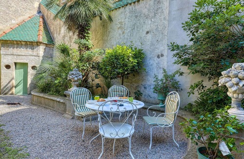 Beziers City Centre Apartment | Cosy apartment for 6 guests with WIFI, TV, patio and pets allowed