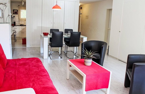 Davos-Dorf Apartment | Cosy apartment for 6 guests with WIFI, pool, TV and balcony