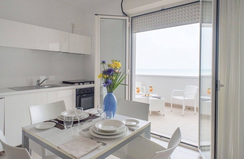 San Salvo Marina Apartment | Cosy apartment for 6 people with A/C, pool, WIFI, TV, patio and pets allowed