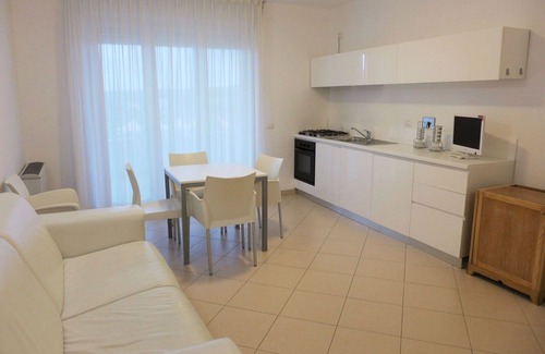 San Salvo Marina Apartment | Cosy apartment for 6 people with A/C, pool, WIFI, TV, patio and pets allowed