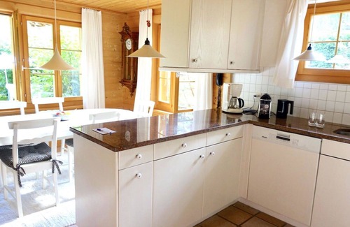 Lauenen Apartment | Cosy apartment for 6 people with WIFI and pets allowed