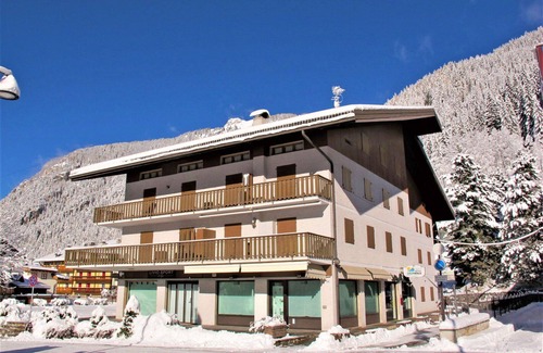 Canazei Apartment | Cosy apartment for 6 people with WIFI, TV, terrace and parking