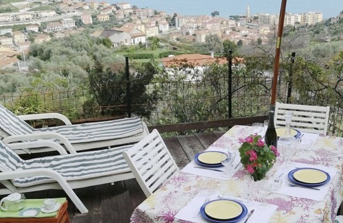 Pantai Apartment | Cosy apartment for 6 people with WIFI, TV, terrace and pets allowed