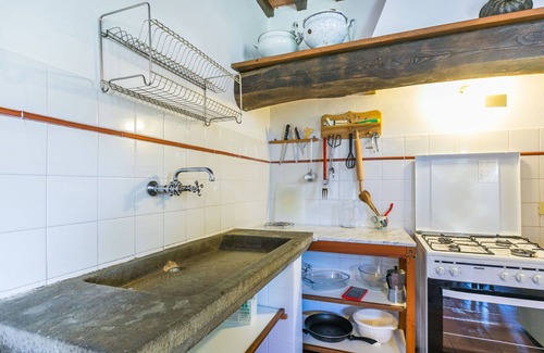 Pietrabuona Apartment | Cosy apartment for 6 people with WIFI, pool, TV, patio and pets allowed