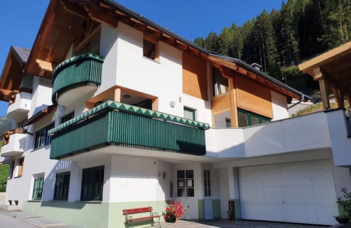 Mathon Apartment | Cosy apartment for 7 guests with WIFI, TV, terrace and parking