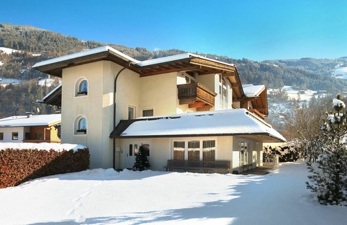 Zillertal Apartment | Cosy apartment for 8 people with WIFI, TV and balcony