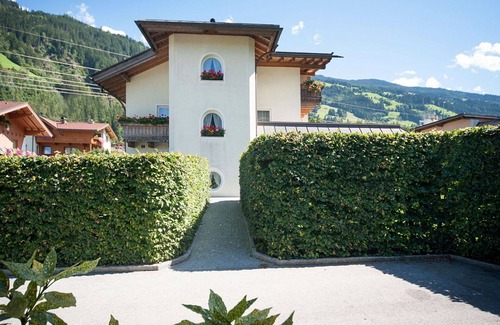 Zillertal Apartment | Cosy apartment for 8 people with WIFI, TV and balcony