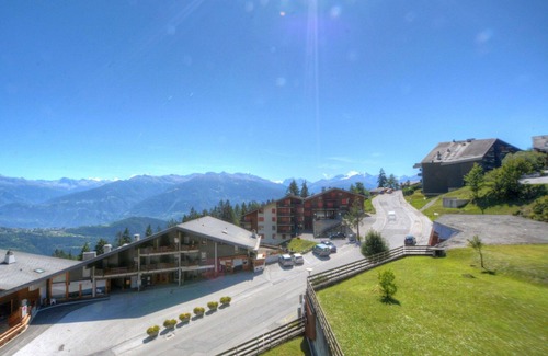 Ayent Apartment | Cosy apartment for 8 guests with hot tub, TV and balcony