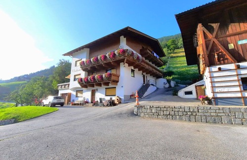 Oetz Apartment | Cosy apartment for 8 people with WIFI, TV, balcony and pets allowed