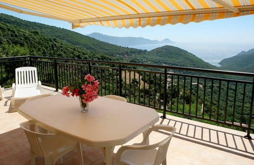 Partinello Apartment | Cosy apartment for 3 people with WIFI, A/C, TV, patio, pets allowed and panoramic view
