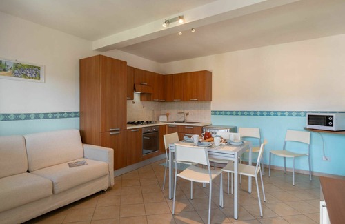 Pietrabruna Apartment | Cosy apartment for 6 people with WIFI, pool, TV, patio and panoramic view