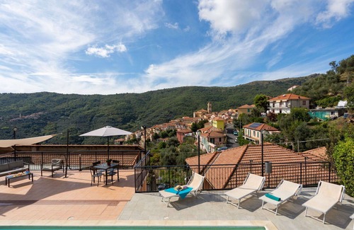 Pietrabruna Apartment | Cosy apartment for 6 people with WIFI, pool, TV, patio and panoramic view