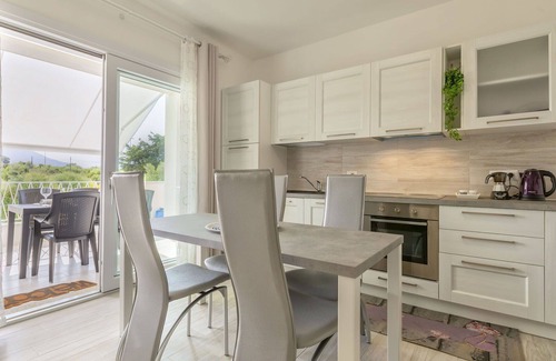 La Muddizza Apartment | Cosy apartment for 5 people with WIFI, A/C, pool, TV and terrace