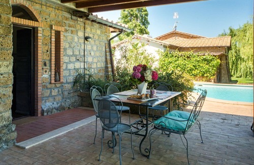 Montefiascone Villa | Cosy apartment in villa with pool, WIFI, hot tub, TV, patio, pets allowed and panoramic view