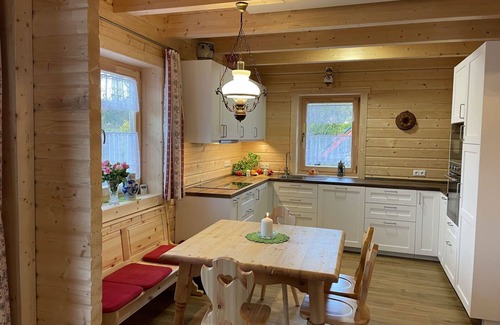Oberkreuzberg House | Cosy apartment in villa for 6 guests with WIFI, pool, hot tub, TV and patio