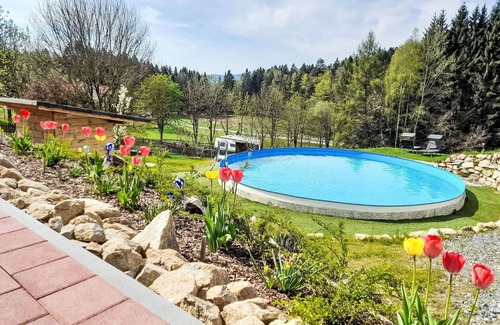 Oberkreuzberg House | Cosy apartment in villa for 6 guests with WIFI, pool, hot tub, TV and patio