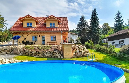 Oberkreuzberg House | Cosy apartment in villa for 6 guests with WIFI, pool, hot tub, TV and patio