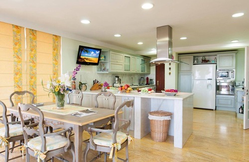 Sonnenland House | Cosy apartment in villa for 12 guests with WIFI, private pool, TV and patio