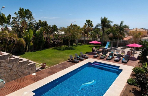 Sonnenland House | Cosy apartment in villa for 12 guests with WIFI, private pool, TV and patio