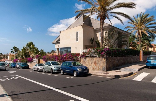 Sonnenland House | Cosy apartment in villa for 10 guests with WIFI, private pool, TV and patio