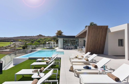Salobre Villa | Cosy apartment in villa for 12 people with private pool, A/C, WIFI, TV, terrace and pets allowed