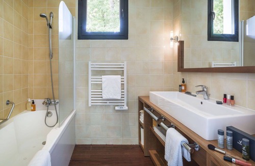 Les Barils House | Cosy apartment in villa for 4 people with hot tub, WIFI, pool, TV, terrace and parking