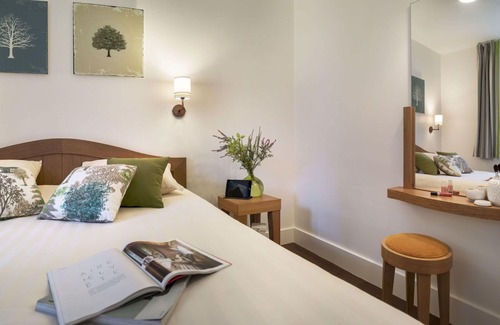 Les Barils House | Cosy apartment in villa for 4 people with hot tub, WIFI, pool, TV, terrace and parking