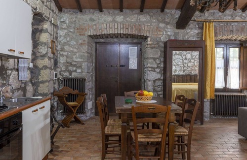 Bagnoregio Villa | Cosy apartment in villa for 8 guests with WIFI, pool, TV, patio and pets allowed